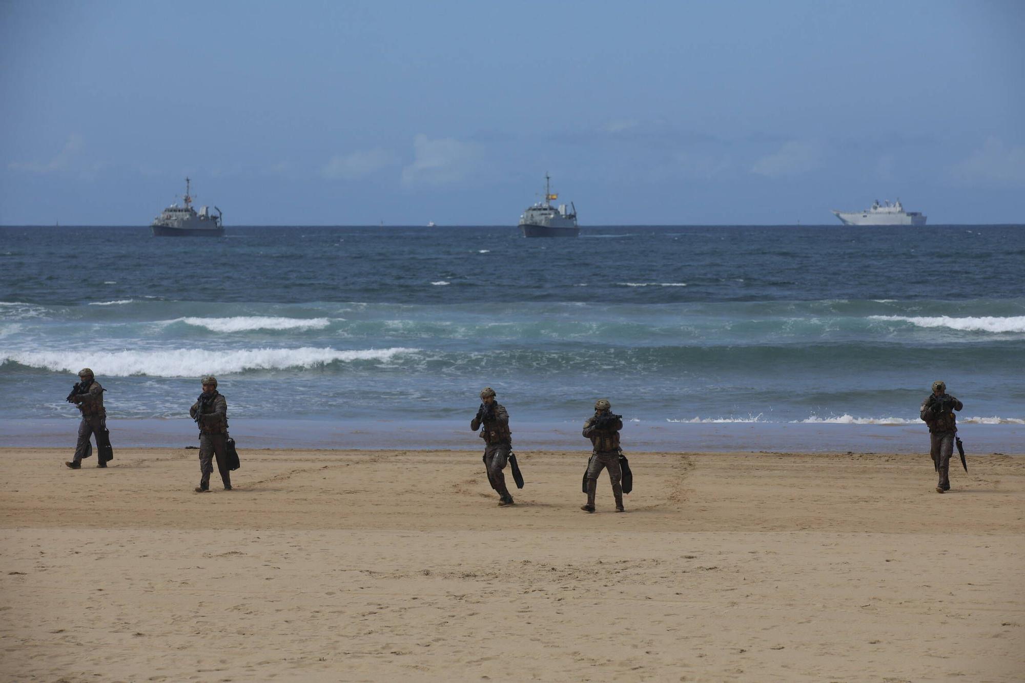 EN IMÁGENES: Así se ensaya el desembarco en la playa de San Lorenzo de Gijón