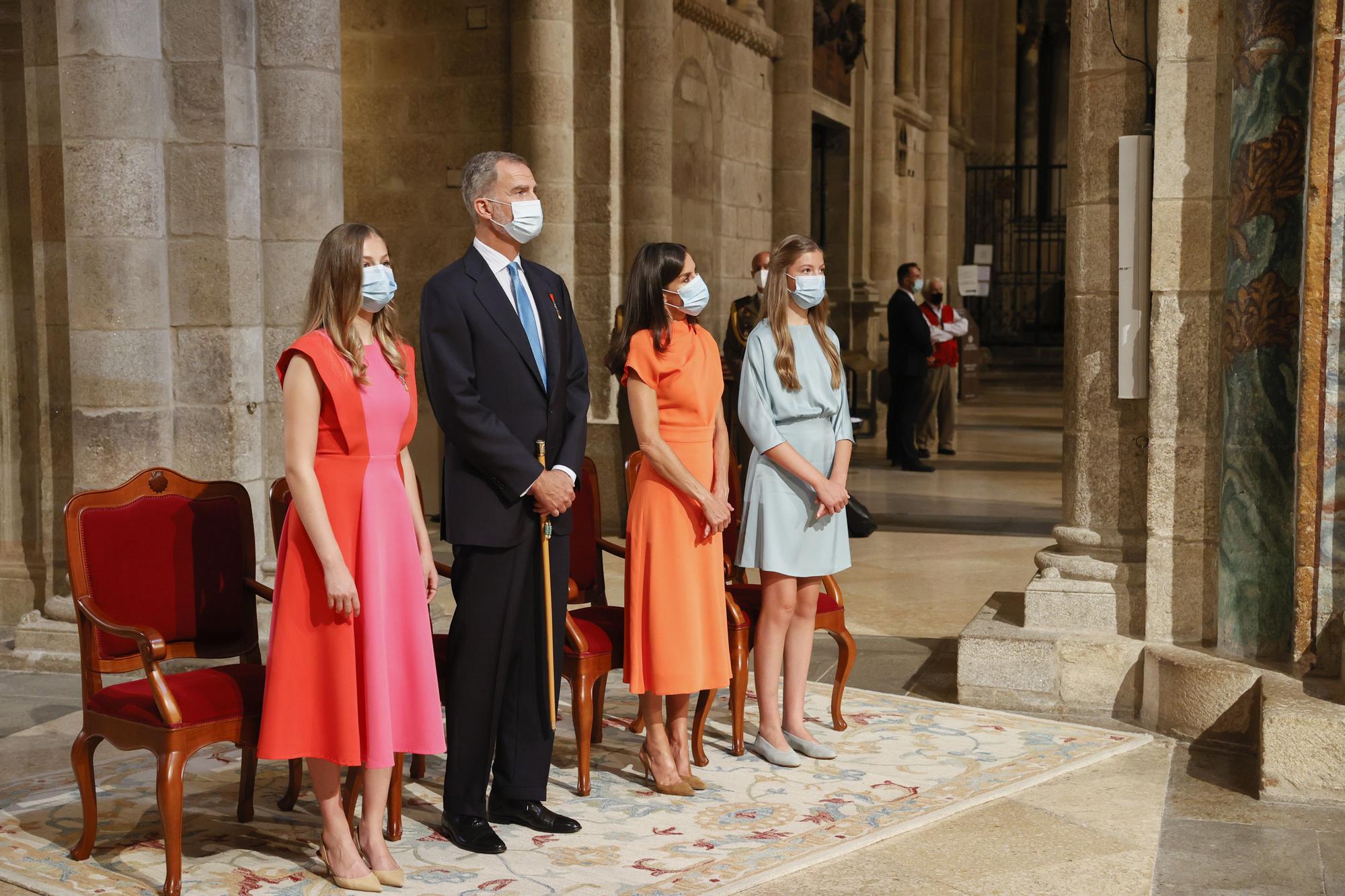 El rey Felipe VI realiza la ofrenda al Apóstol acompañado de la reina Letizia y sus hijas