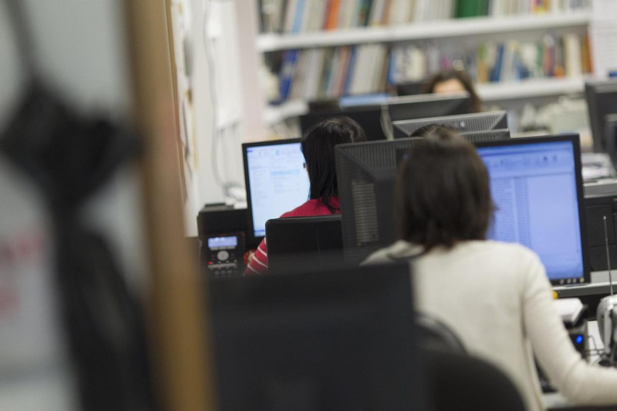 Trabajadores en una oficina.