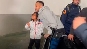 Neymar salió del estadio en muletas