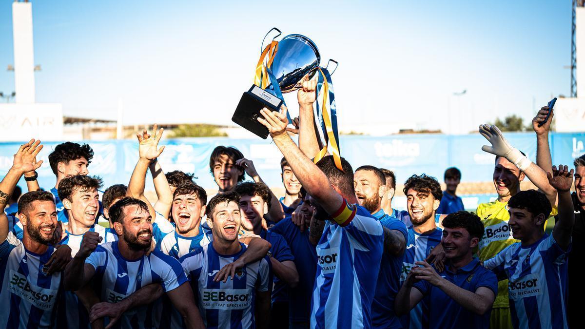 El primer equipo del CF Gandia ha ascendido a la Lliga Comunitat como campeón de la Liga en Primera FFCV
