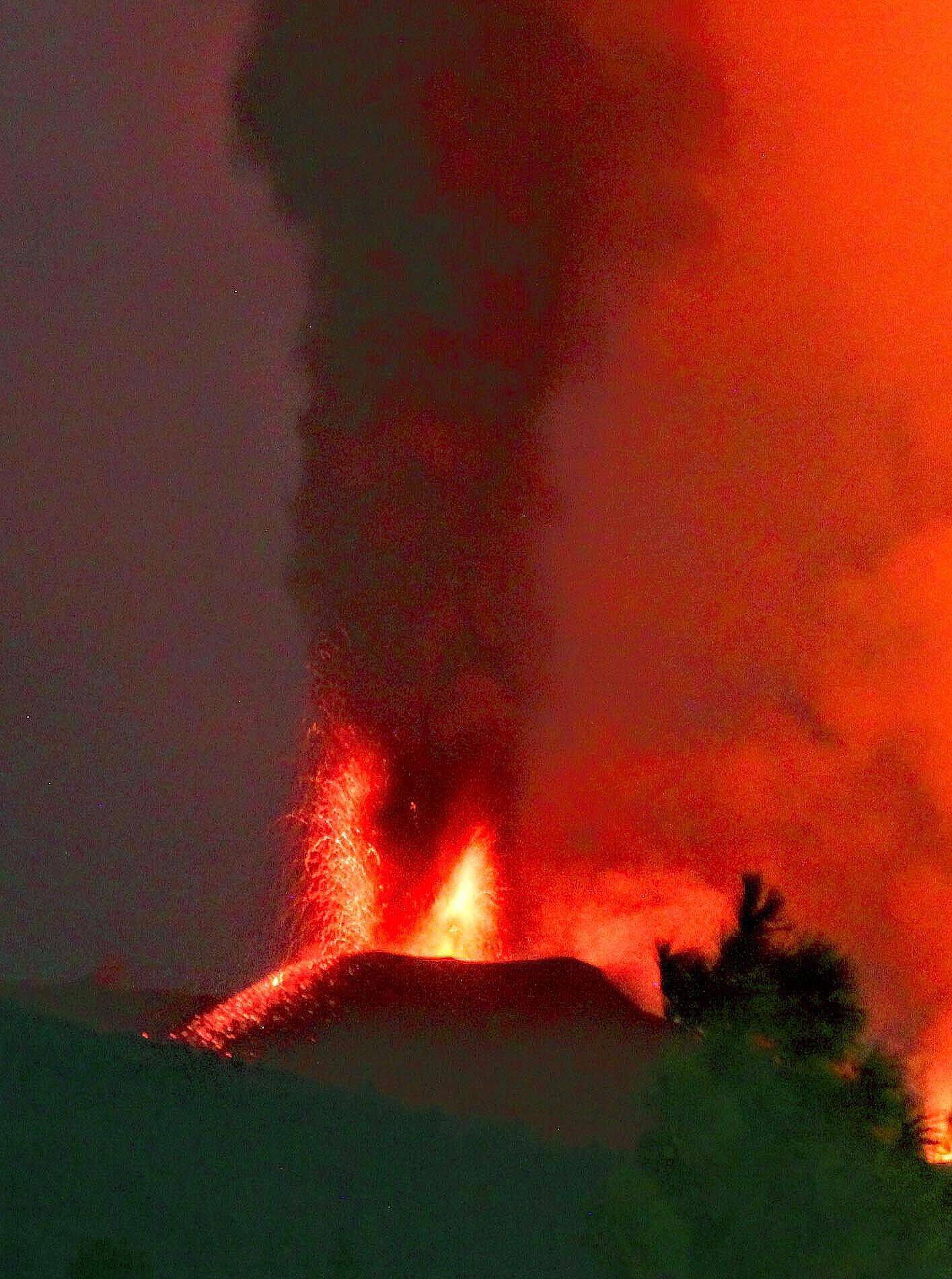 El cráter del volcán vomitando lava