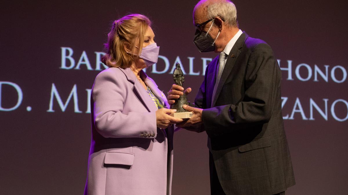 La presidente de la Junta pro Semana Santa, Isabel García Prieto, entrega a Miguel Manzano el Barandales de Honor