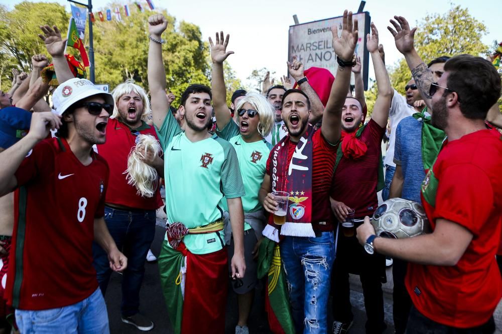 Las hinchadas de ambas selecciones han teñido de color las calles y el estadio de Marsella.