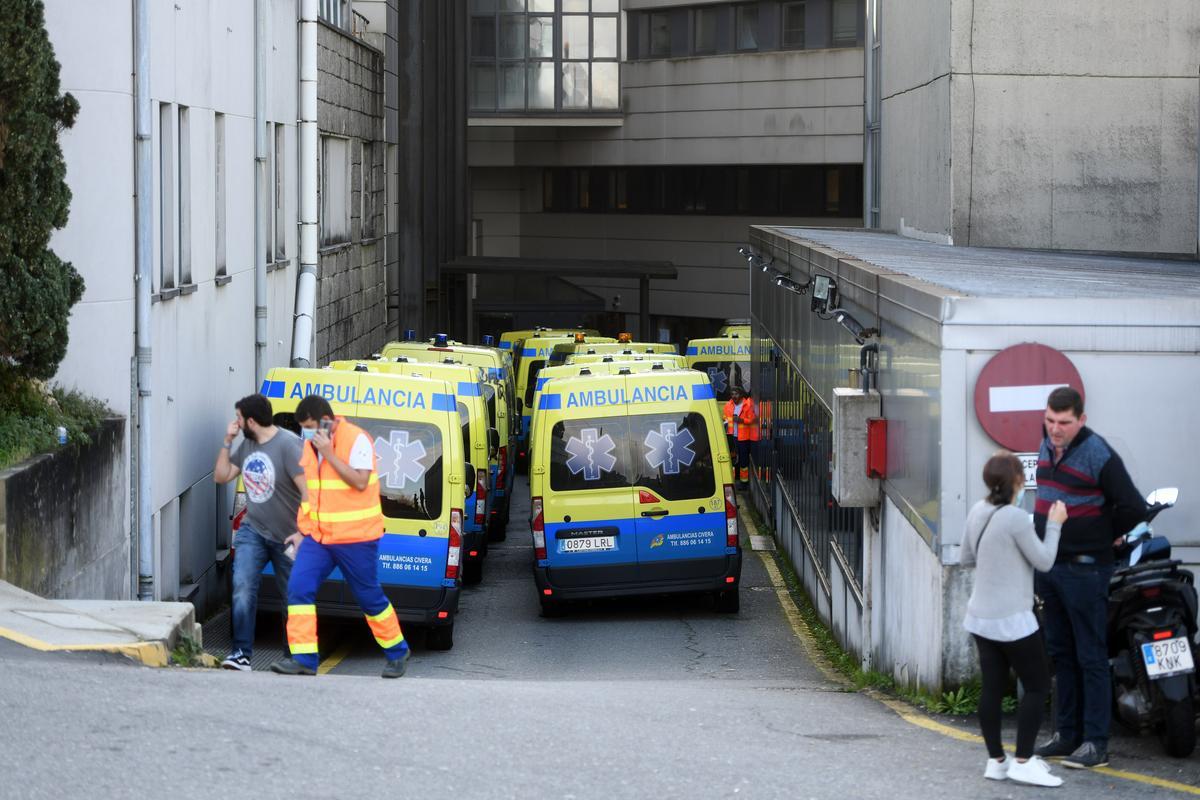 Las ambulancias concentradas en uno de los accesos del hospital pontevedrés.