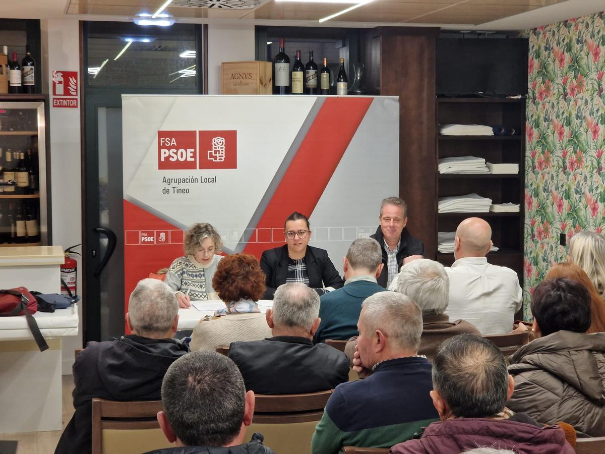 Por la izquierda, Araceli Herrero, Alba Álvarez y Marcelino Marcos durante la asamblea.