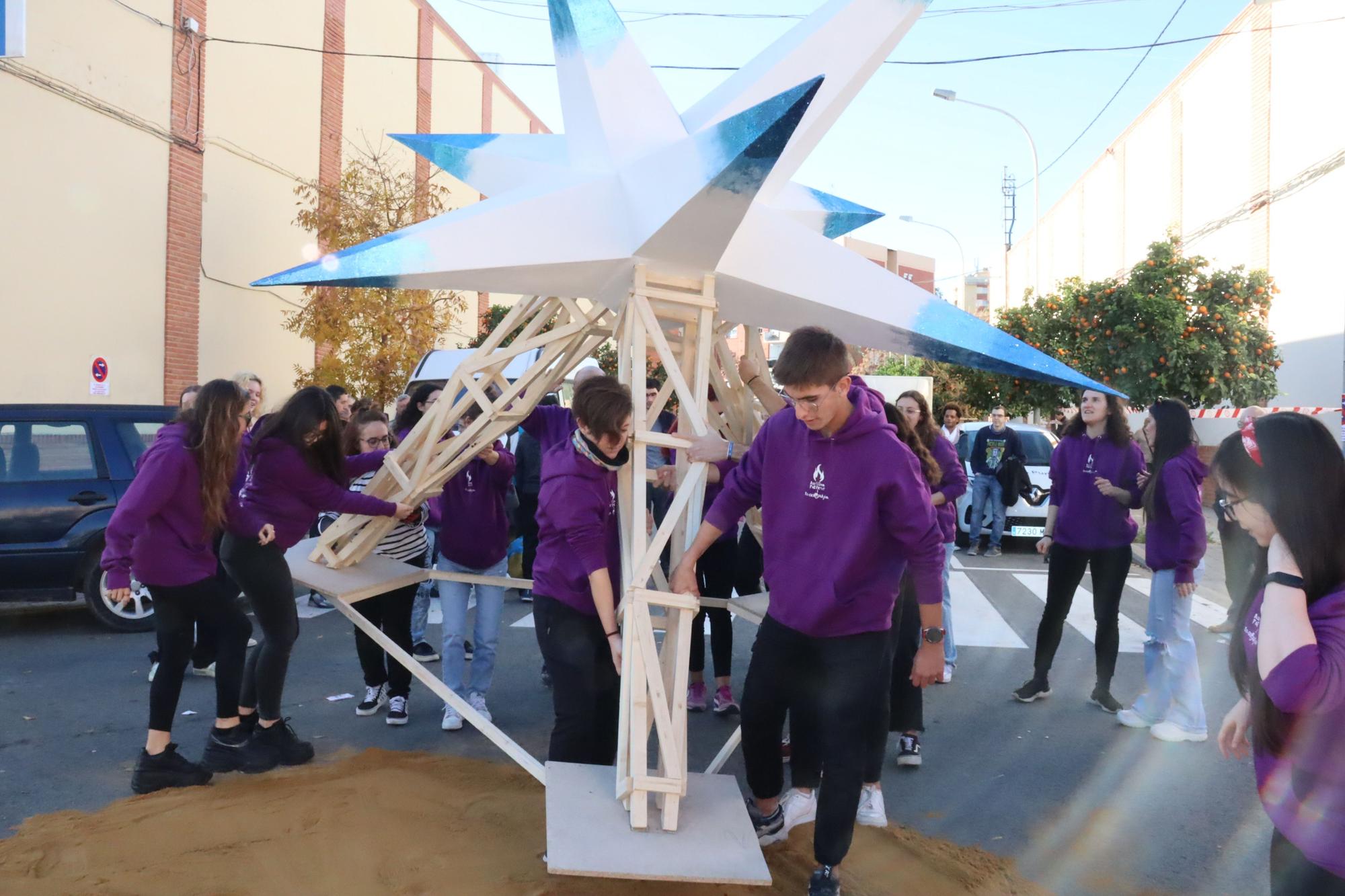 Así ha sido la "plantà" del "Pi de Nadal", la última Falla del año en València