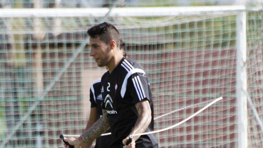 Hugo Mallo salta a la comba durante la reciente concentración del Celta en Marbella.