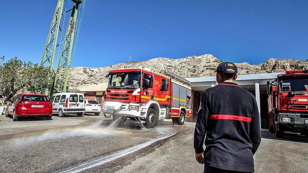 El actual parque de bomberos de Villena cerrará cuando se acometan las obras del nuevo edificio en la partida del Rubial.