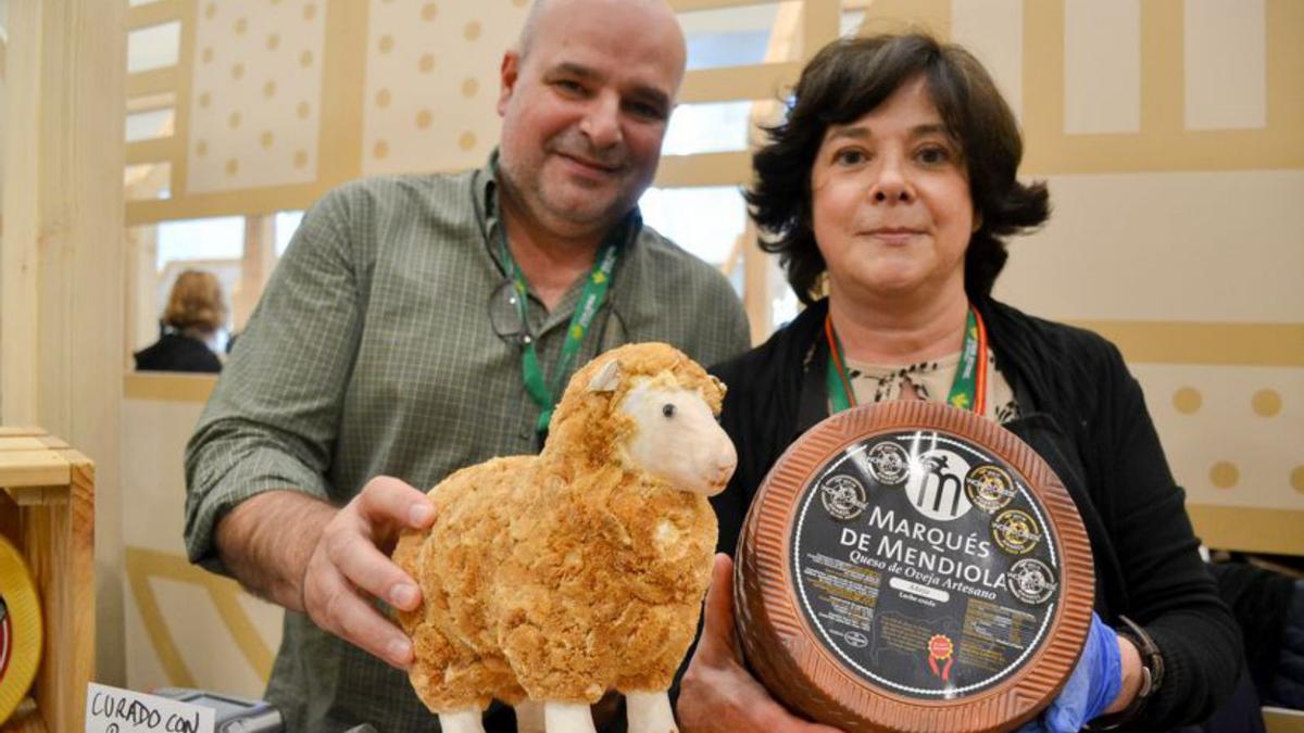 Antonio Marqués y Emilia Mendiola, con uno de sus quesos y la ovejina de su stand. 