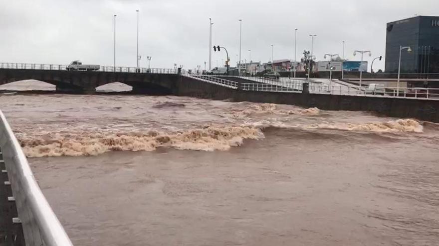 Temporal en Asturias: Las olas del mar entran en el río Piles de Gijón