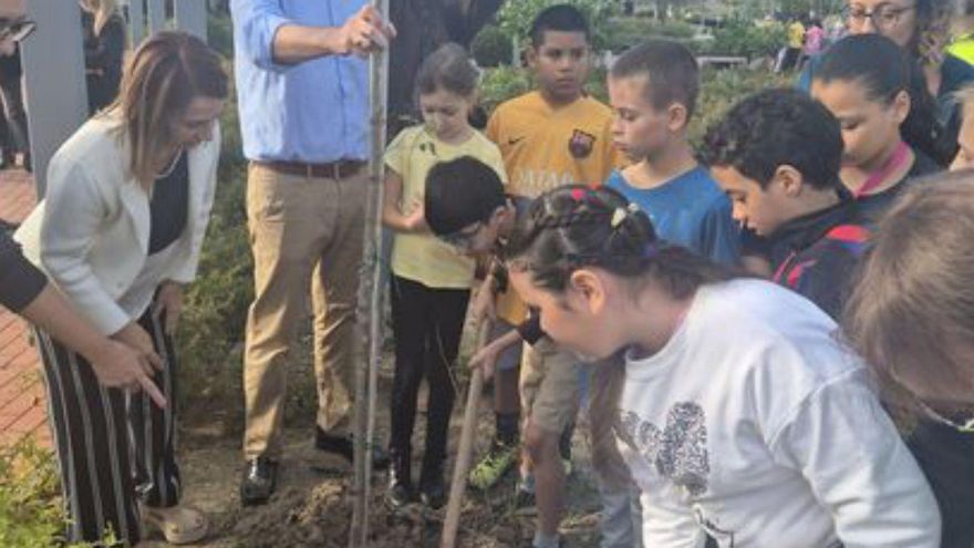 Treinta escolares participan en una jornada de plantación en Murcia Río