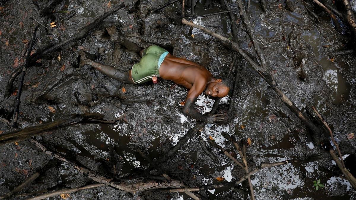 El pescador José da Cruz que es conocido por el apodo Vampiro por el aspecto de sus dientes, atrapa cangrejos en el bosque de manglares en el río Caratingui del estado de Bahía en Brasil