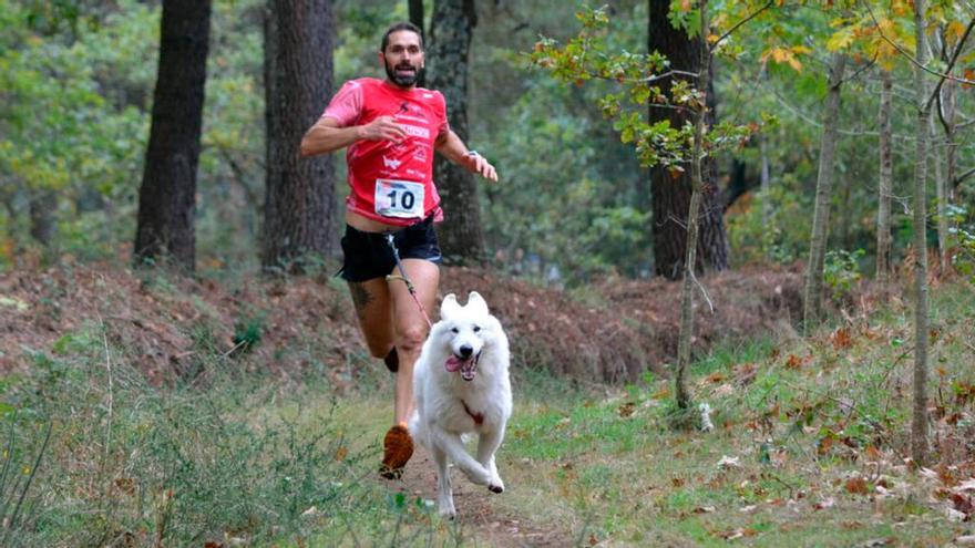 David Costas y su perro Choco en competición // FdV