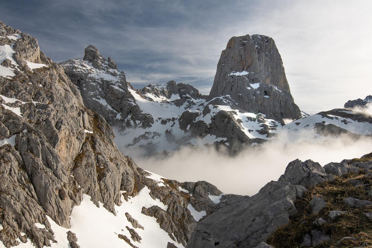 El Picu Urriellu y su entorno nevados