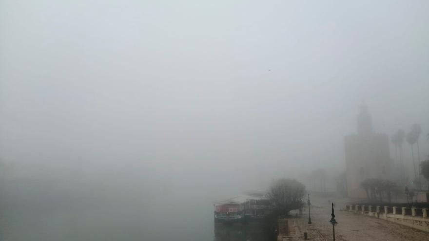 La niebla en Sevilla sobre el Guadalquivir 10.01.24 / Manolo Ruiz