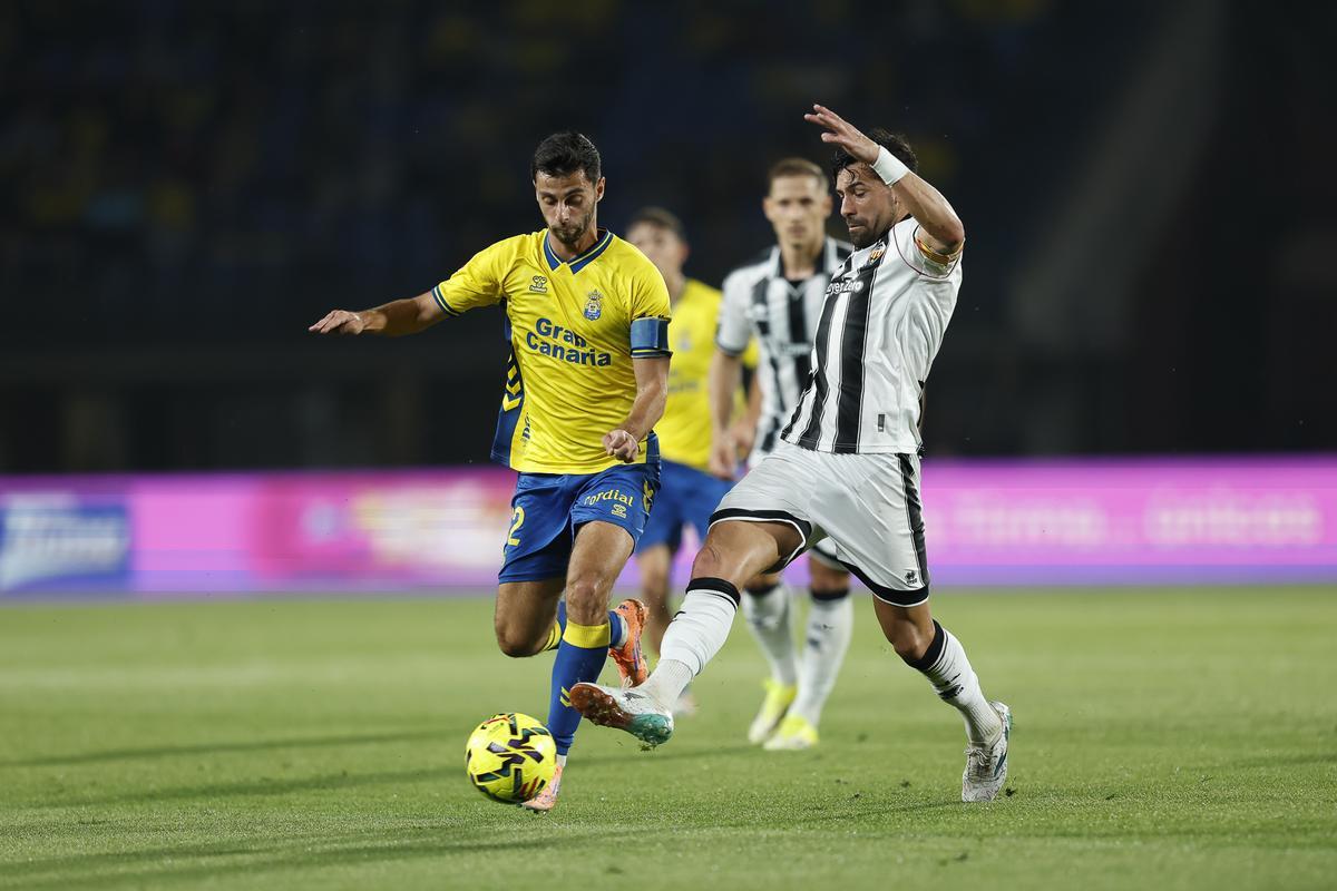 Enzo Loiodice avanza con el balón, ante la presión del majorero Alberto del Castellón.