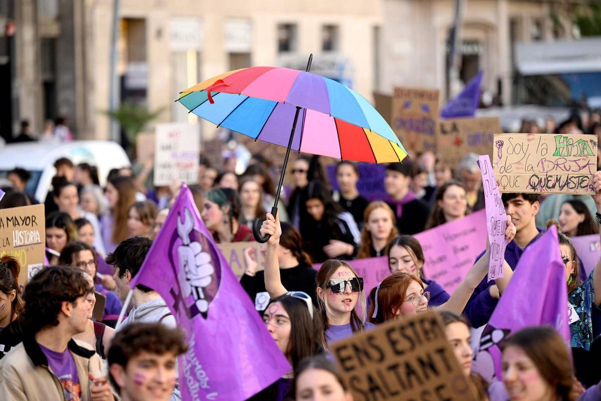 Estudiantes se manifiestan en Barcelona por el 8M