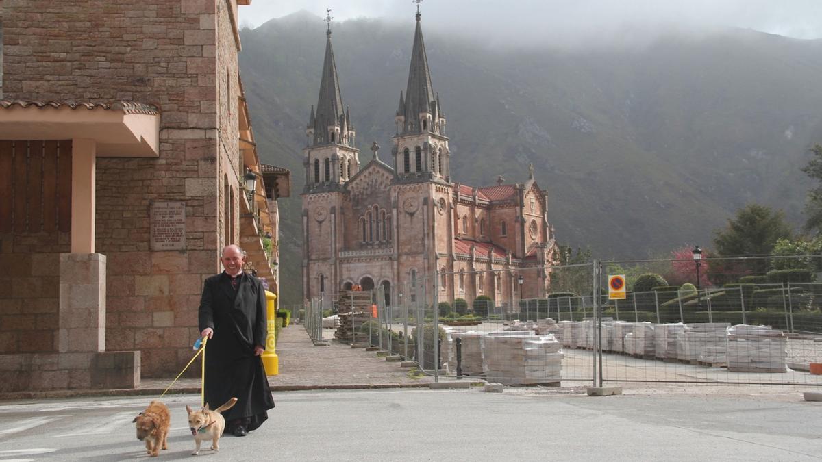 Luis Marino, sonriente, paseando a unos perros en Covadonga.