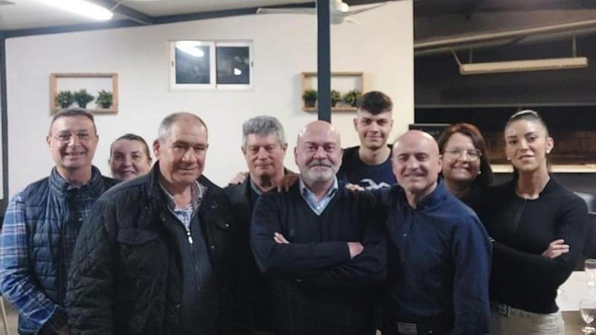 Bernardo Costera, con los brazos cruzados, junto a sus colaboradores