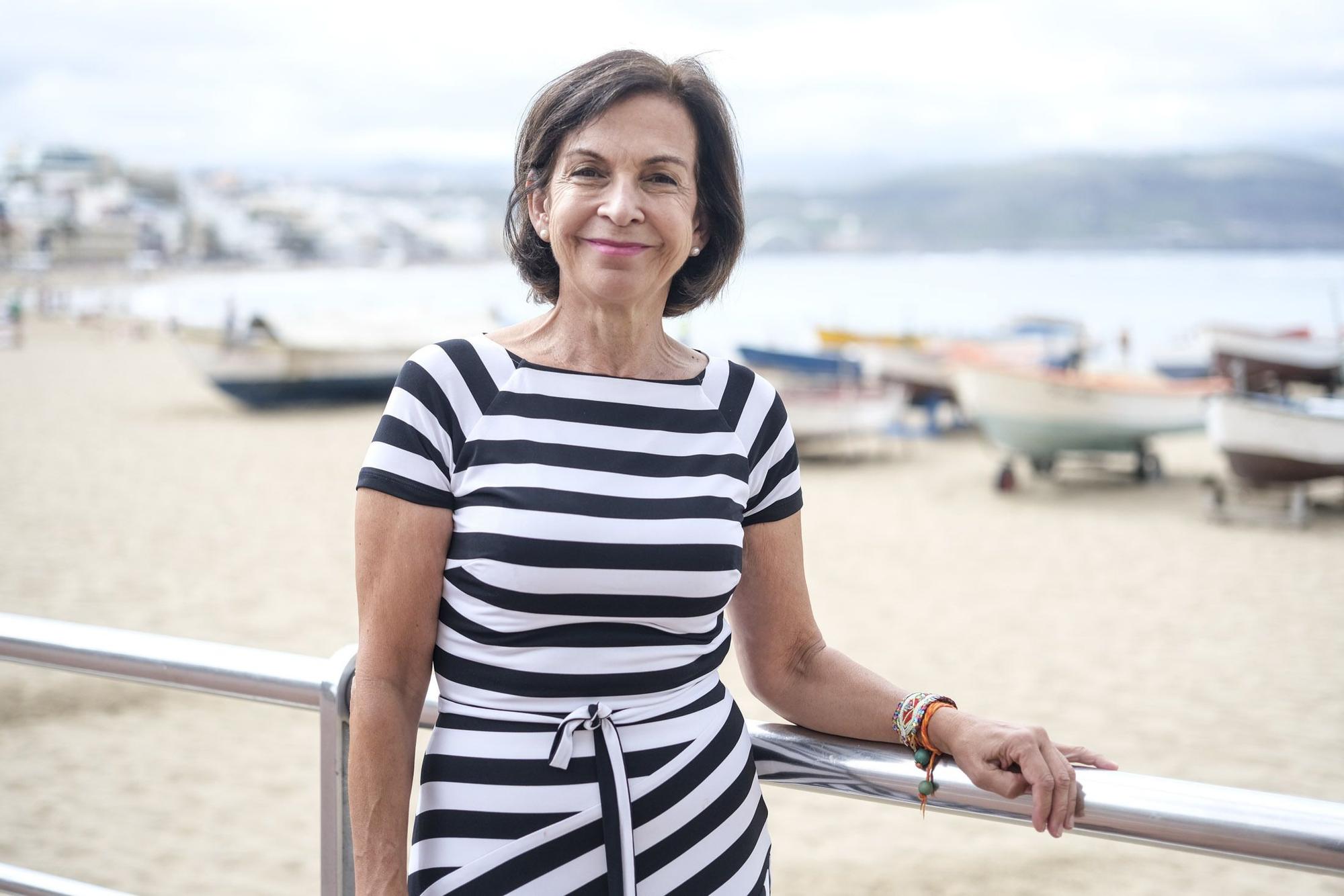 Lola Galovart en la playa de Las Canteras