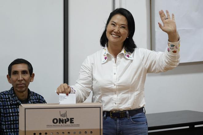 Fujimori le saca menos de un punto de ventaja a Sánchez en el sondeo a pie de urna del segundo turno en Perú