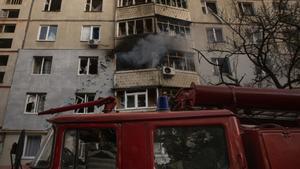 Archivo - Imagen de archivo de los Bomberos de Ucrania en la extinción de un incendio en un edifcio residencial tras un bombardeo ruso en Járkov
