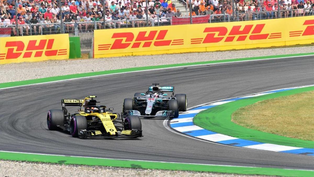 Sainz siendo adelantado por Hamilton en el inicio de la carrera