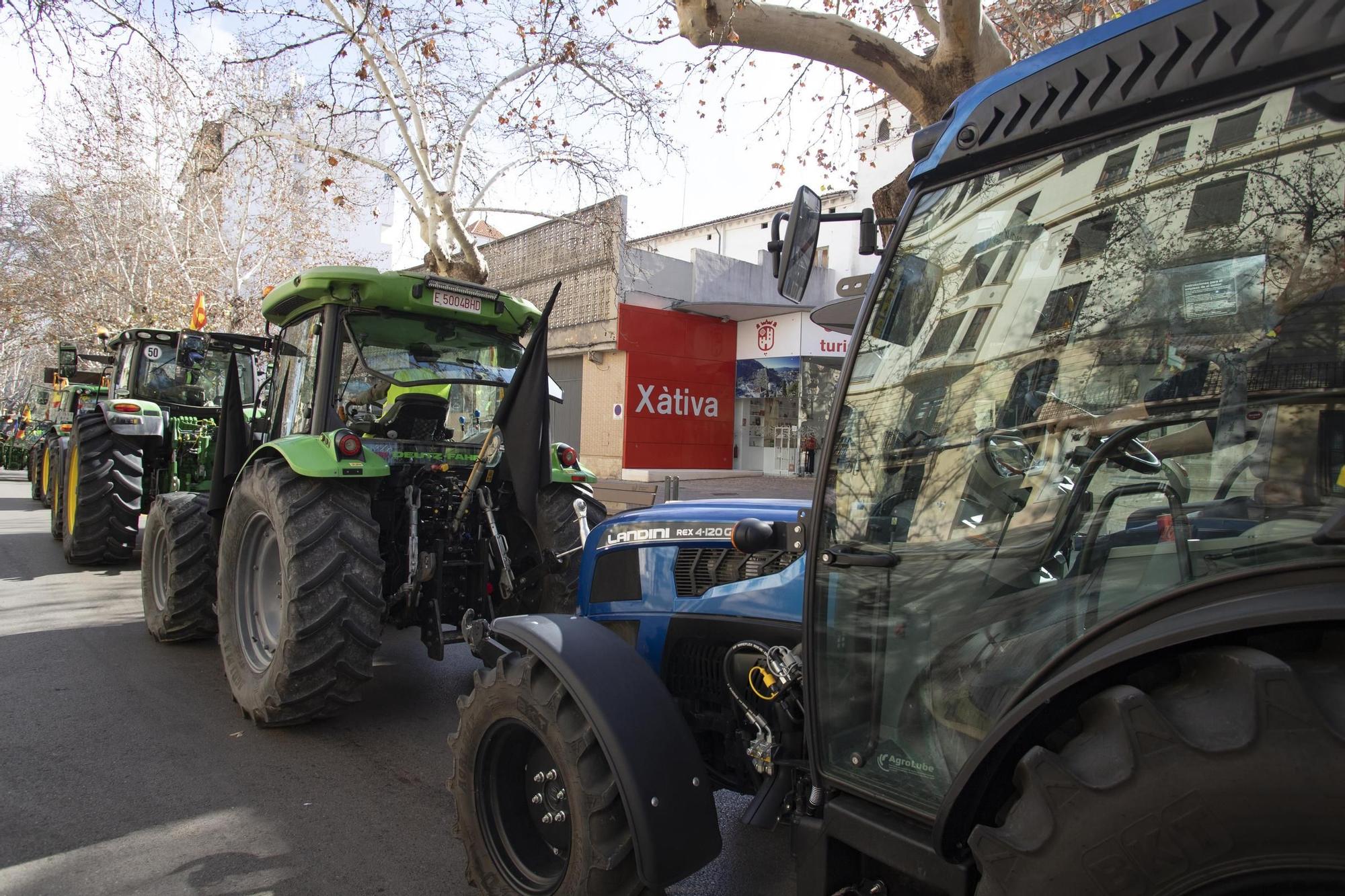 La tractorada por la crisis del campo se hace visible en Xàtiva