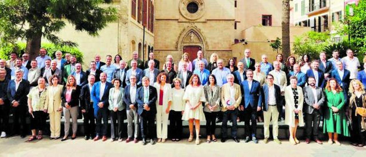 Posado tras la reunión mantenida por la presidenta Armengol y miembros de su Govern con representantes de la sociedad balear. | CAEB