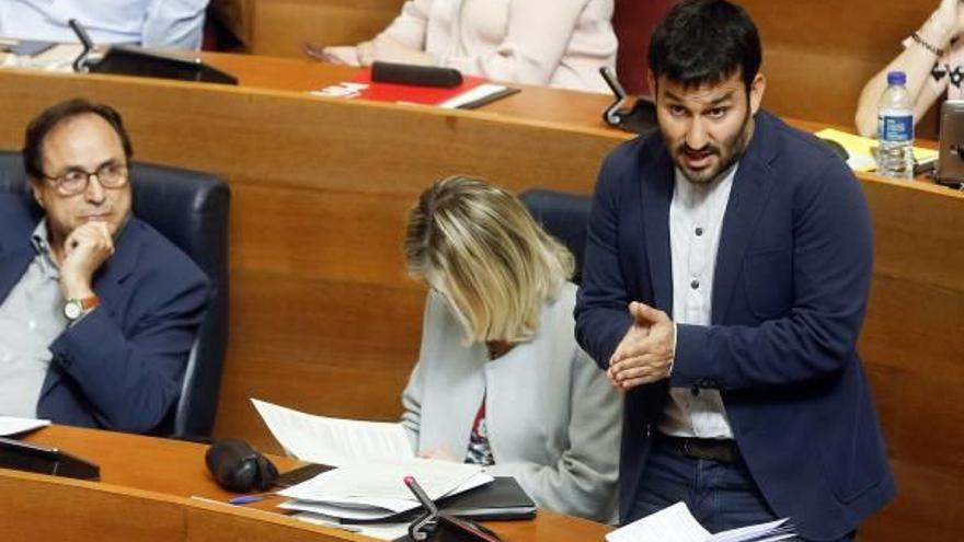 El conseller de Educación, Vicent Marzà, hablando ayer en las Corts.