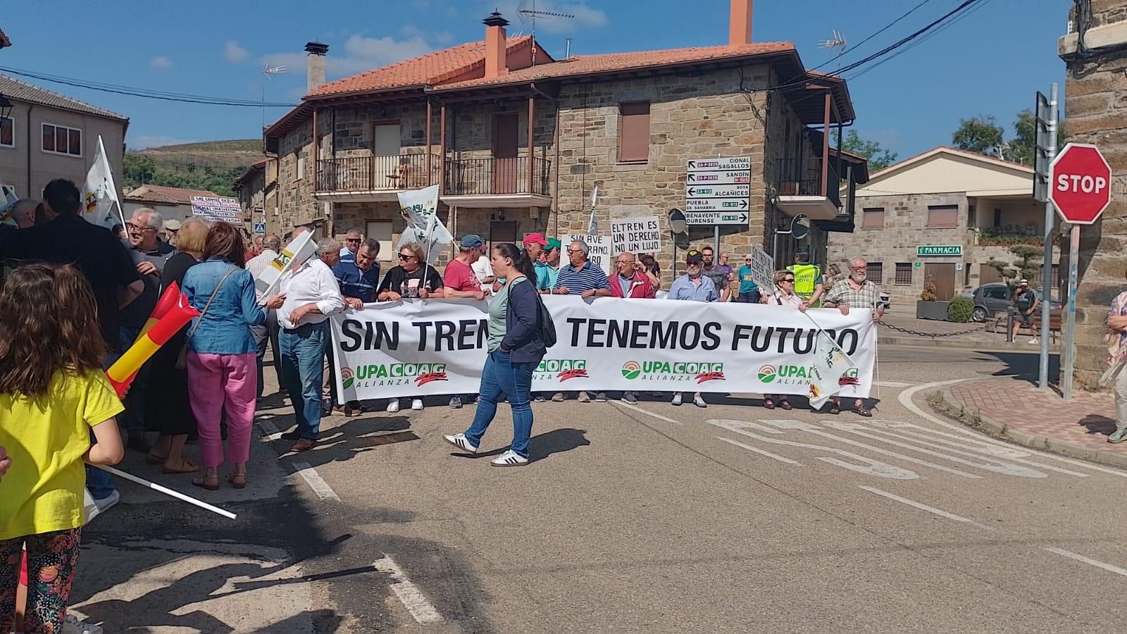 GALERÍA | Protesta en Villardeciervos para reclamar un plan especial para la Sierra de la Culebra