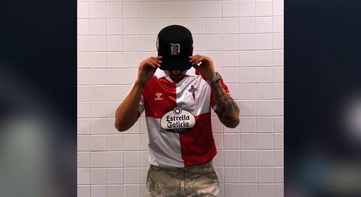 Dasoul ayer antes de su concierto en el Ifevi en el festival 'Modo Perreo' con la camiseta del Celta