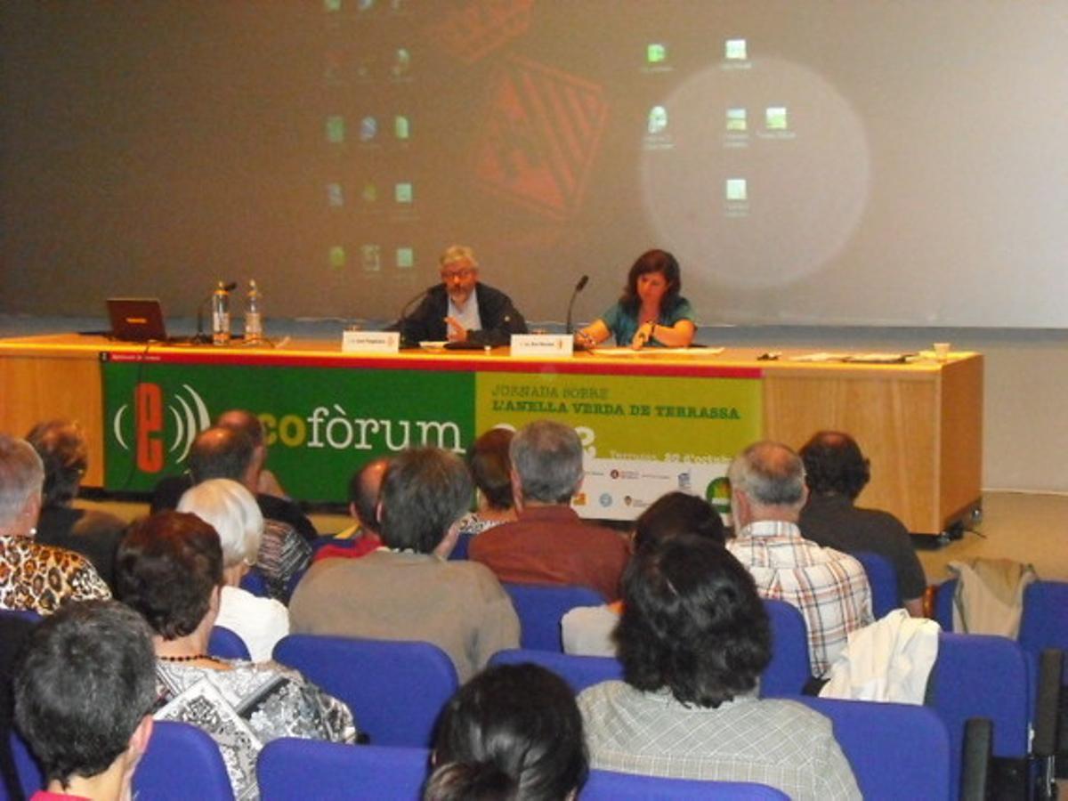 El presidente-delegado del Área de Territorio y Sostenibilidad de la Diputación de Barcelona, Joan Puigdollers, y la concejal de Medio Ambiente y Sostenibilidad del Ayuntamiento de Terrassa, Eva Herrero, durante la presentación del proyecto Anella Verda en el EcoFòrum 2012. El presidente-delegado del Área de Territorio y Sostenibilidad de la Diputación de Barcelona, Joan Puigdollers, y la concejal de Medio Ambiente y Sostenibilidad del Ayuntamiento de Terrassa, Eva Herrero, durante la presentación del proyecto Anella Verda en el EcoFòrum 2012.