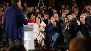 El candidato del Partido de los Socialistas de Galicia (PSdeG) a la Presidencia de la Xunta, José Ramón Gómez Besteiro, interviene durante un mitin previo a la pegada de carteles.