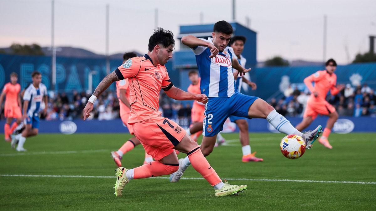 Dani Rodríguez, ante Marcos Fernández en una acción del derbi de filiales