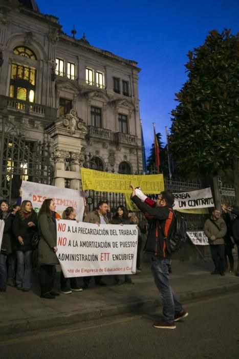 Concentración de fisioterapeutas frente a la Junta General del Principado.