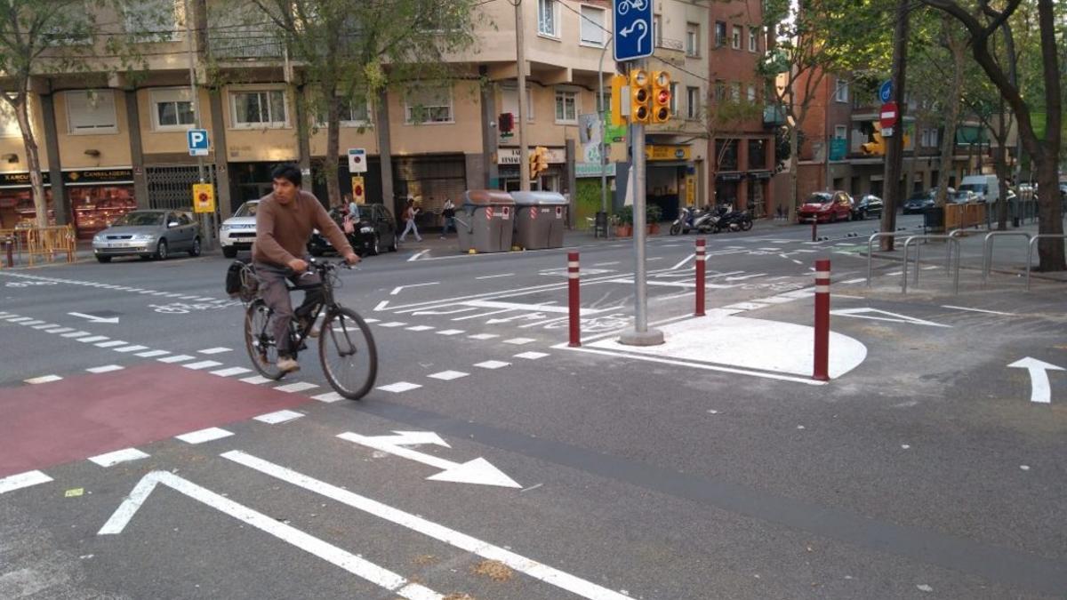 Carril bici en la calle de Cartagena, con espacios habilitados para facilitar la maniobra de los ciclistas.