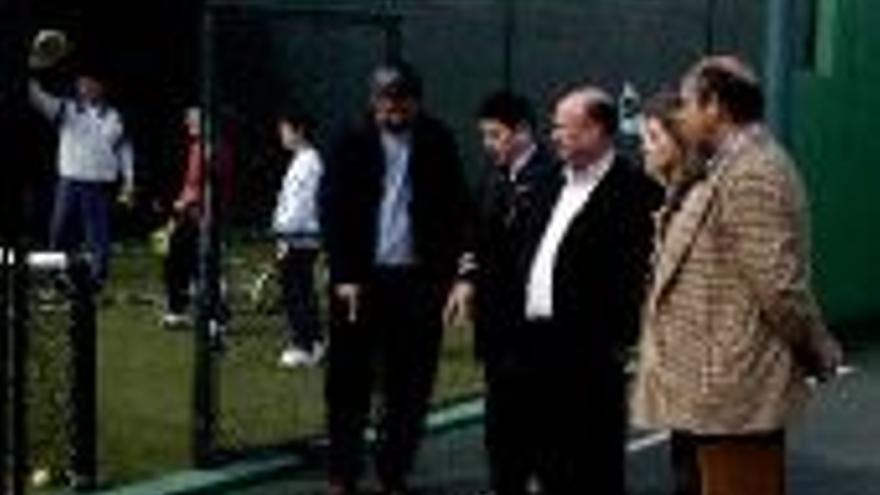 El Santuario renueva la cara de sus pistas de padel