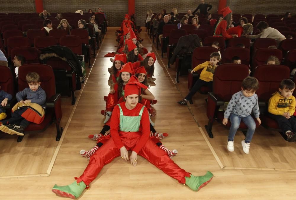 Actuación navideña de los alumnos del Instituto de La Corredoria para los niños de infantil