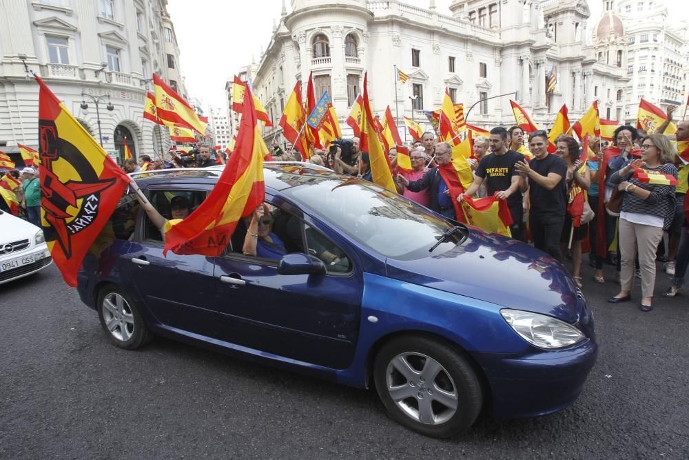 Caravana de vehículos con banderas españolas en València