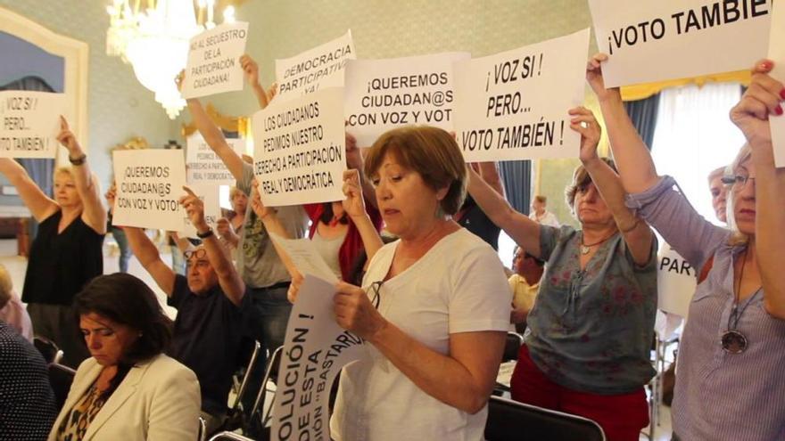 La oposición no deja ni debatir el intento de Guanyar de tumbar la Comisión de Participación