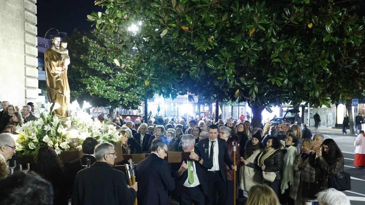 VÍDEO: Gijón honra a San José con una misa y procesión multitudinarias