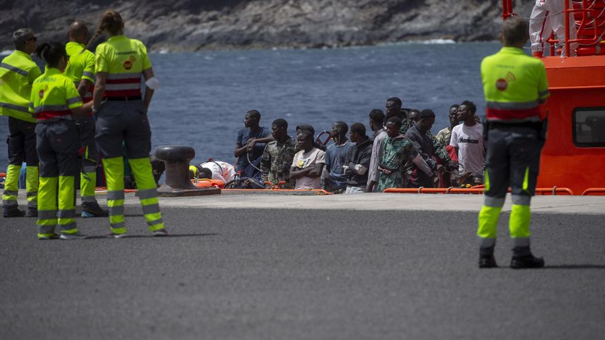 Migrantes procedentes de un nuevo cayuco desembarcan en el puerto de La Restinga, a 26 de agosto de 2024, en El Hierro, Canarias (España).