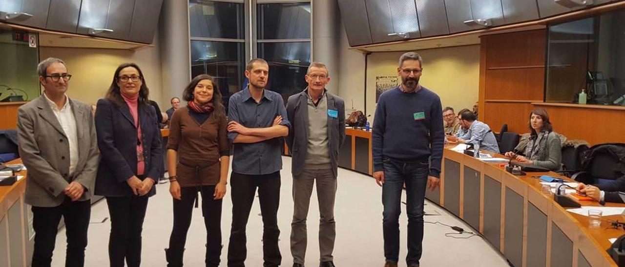 De izquierda a derecha, Jordi Sebastiá, Montserrat Mir, Tatiana Nuño, Florent Marcellesi, Jean François Caron y Eleftherios Loannidis, en la sede del Parlamento europeo en Bruselas.