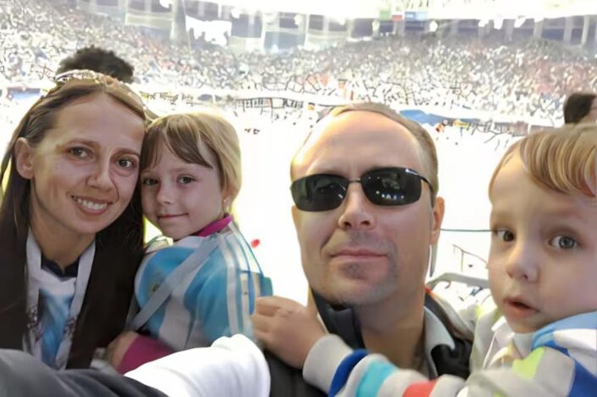 Los Dultsev, con sus hijos Sophie y Danya, en un partido de la selección argentina. Los espías les hablaban en español y solo se entararon de que eran rusos cuando se produjo el intercambio.