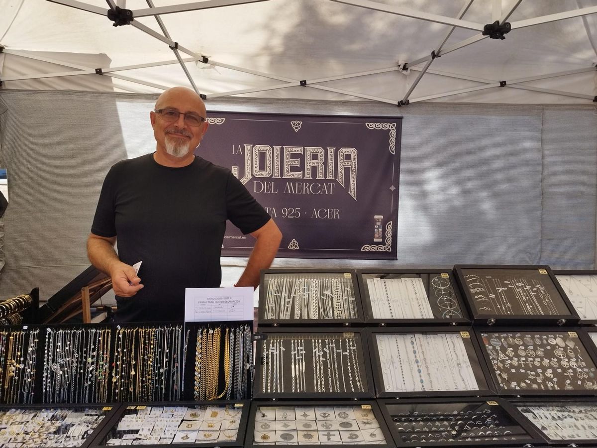 Manel Domínguez, en su parada del mercadillo de Felip II, el viernes pasado