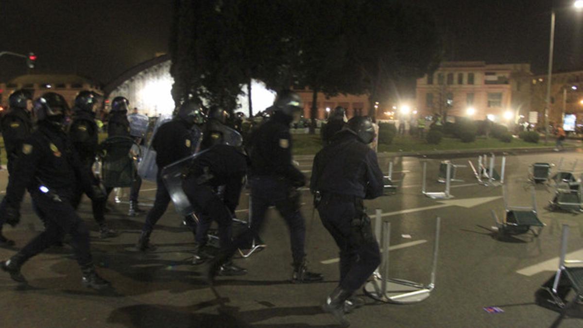 Agentes de policía en la glorieta de Atocha donde se han registrado incidentes tras la 'marea ciudadana'. EFE