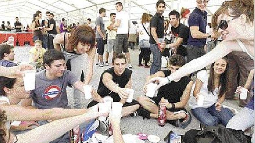 Varios jóvenes, celebrando un &quot;botellón&quot;.