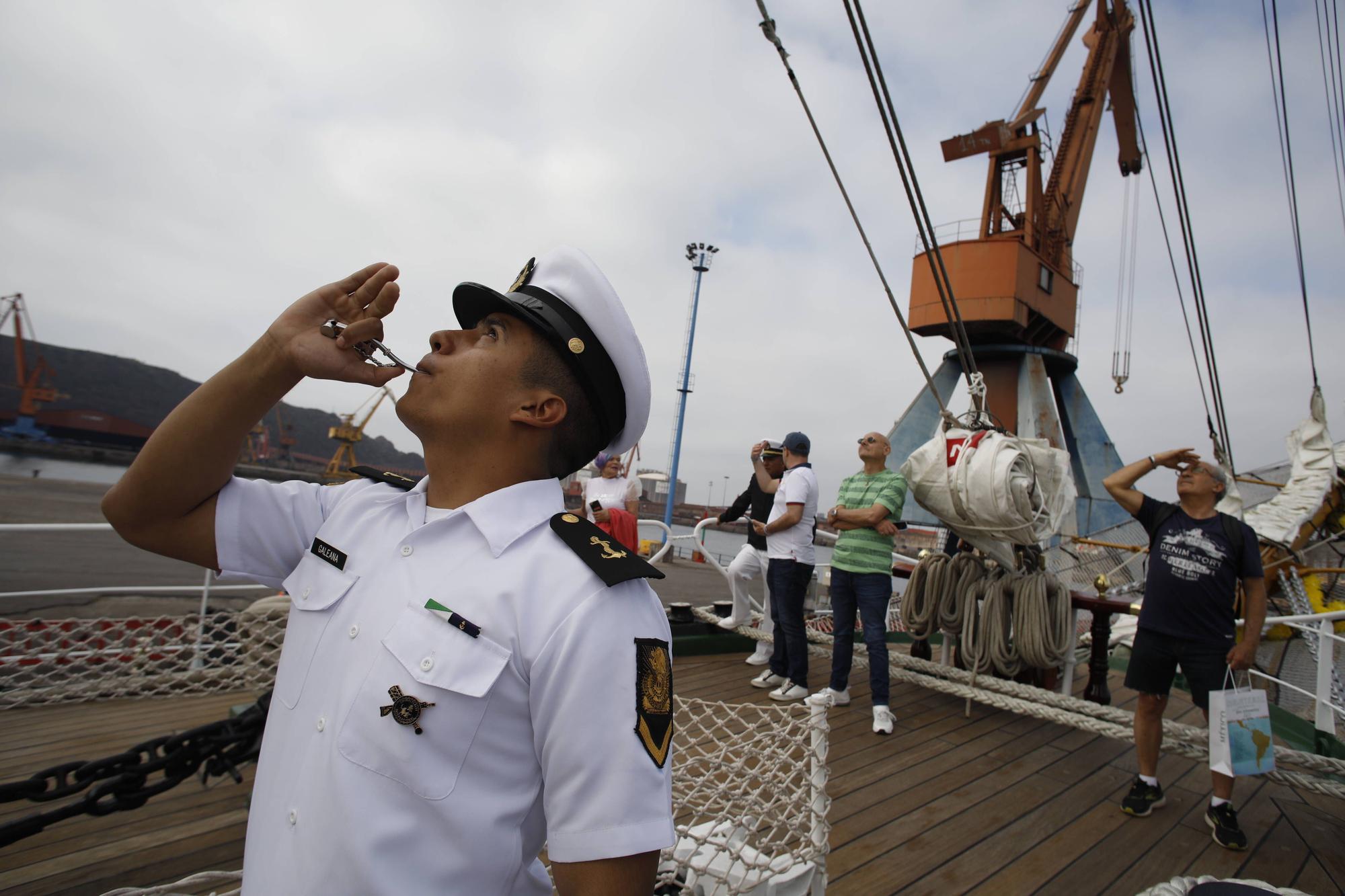 En imágenes: Colas en el puerto de Gijón para visitar el buque escuela de la Armada de México